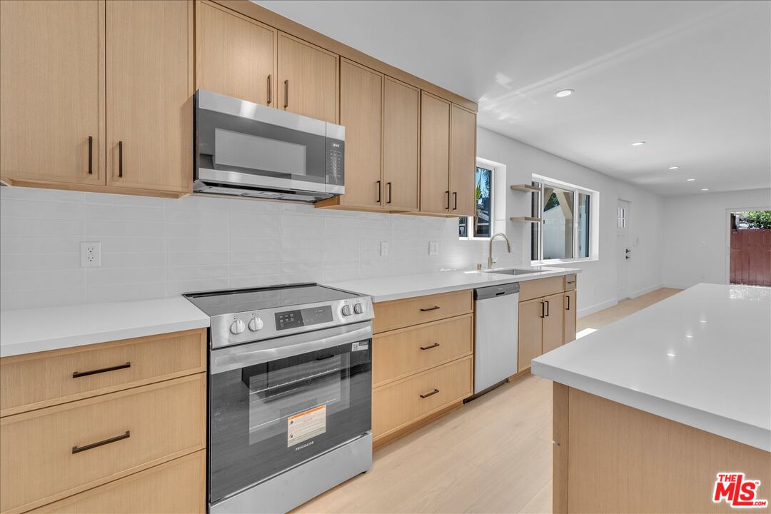 6913 Encino Ave Unit: Lower Unit
