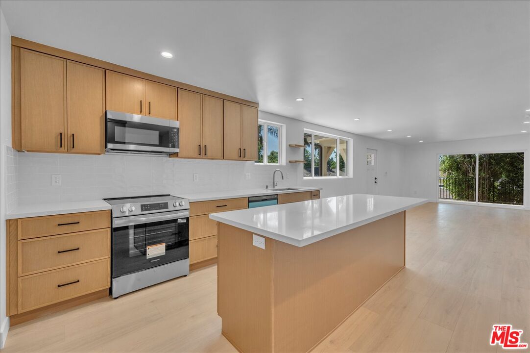 6913 Encino Ave Unit: Upper unit