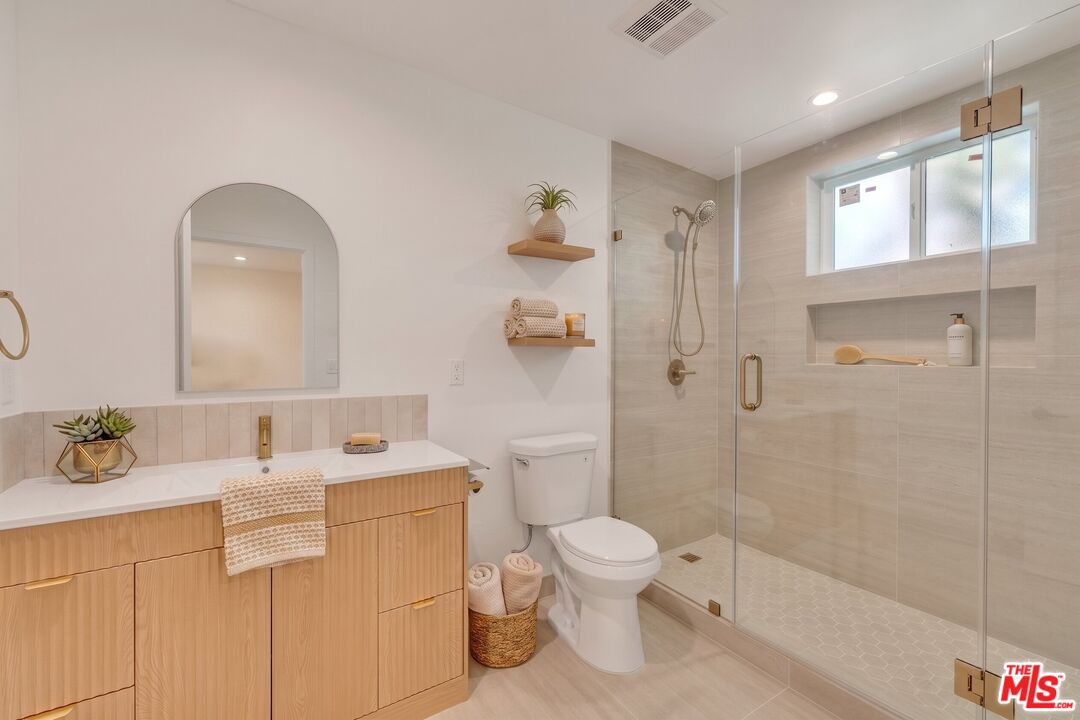 6913 Encino Ave Unit: Upper unit