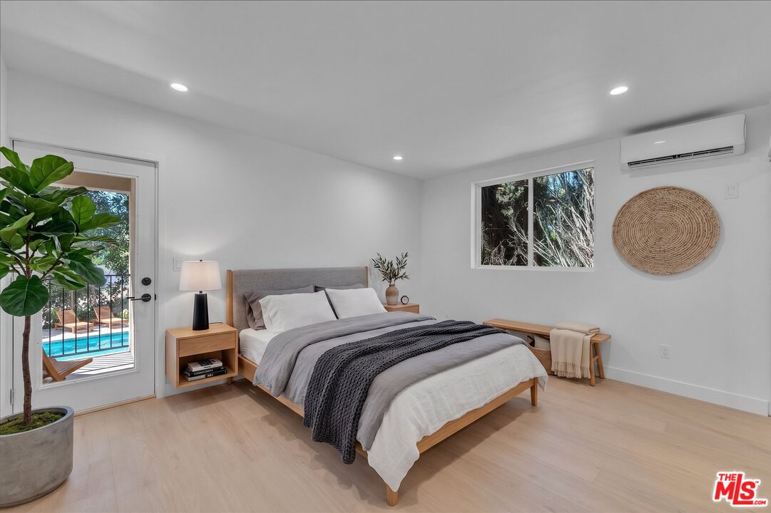 6913 Encino Ave Unit: Upper unit