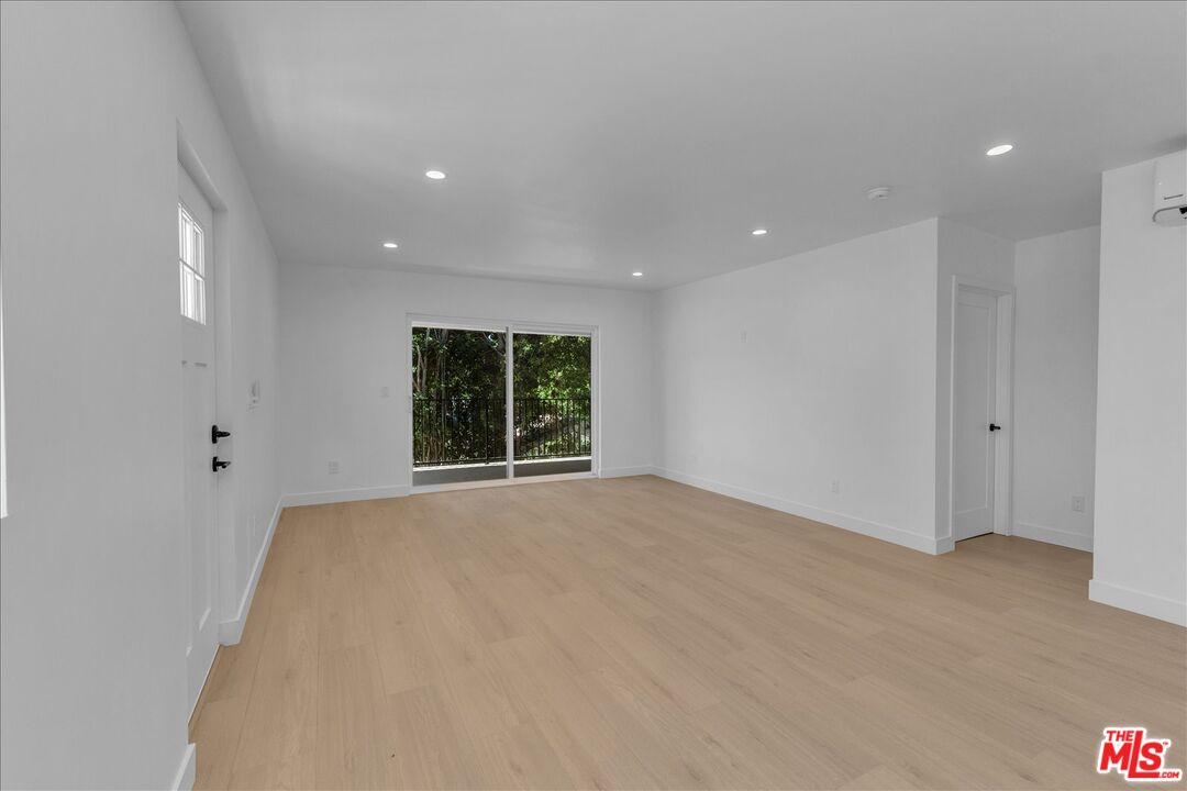 6913 Encino Ave Unit: Upper unit