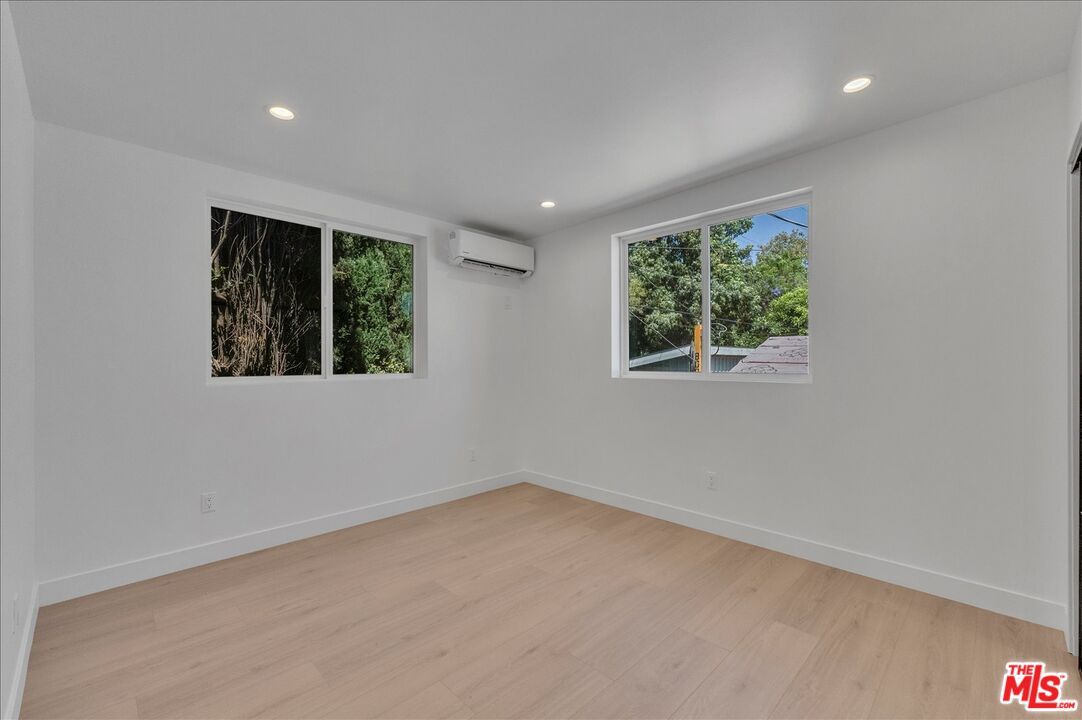 6913 Encino Ave Unit: Upper unit