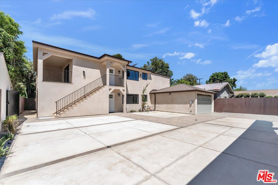 6913 Encino Ave Unit: Upper unit