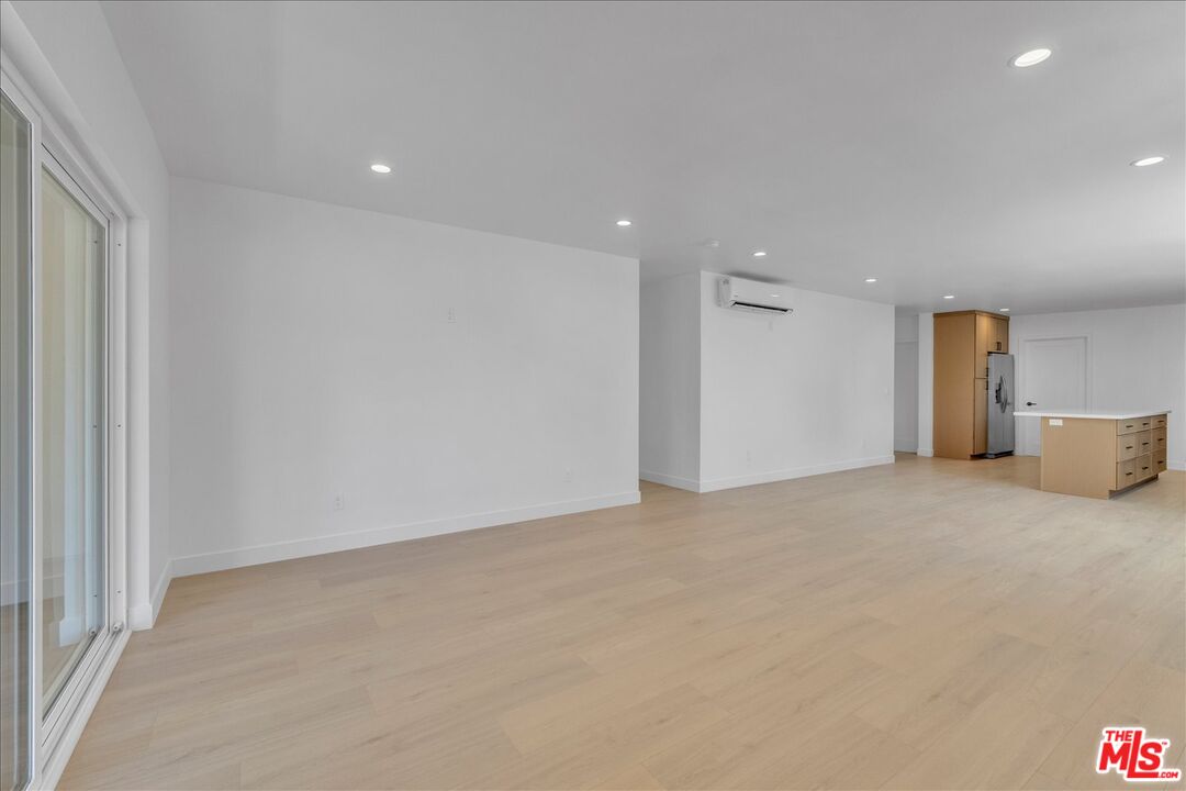 6913 Encino Ave Unit: Upper unit