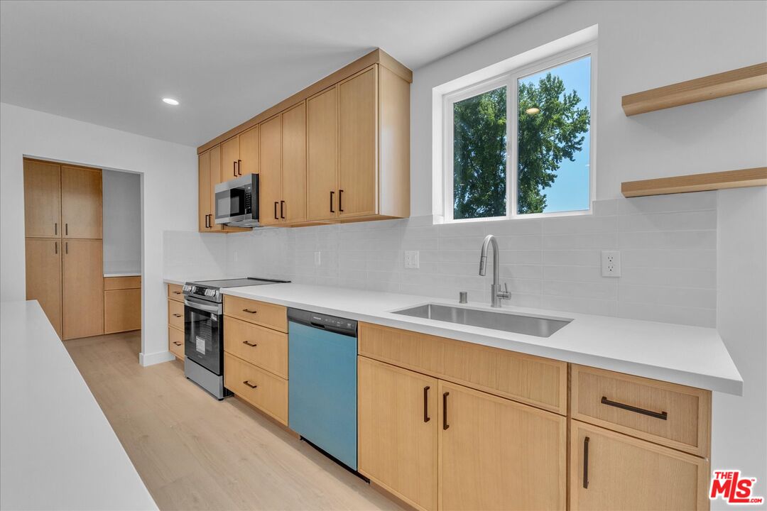 6913 Encino Ave Unit: Upper unit