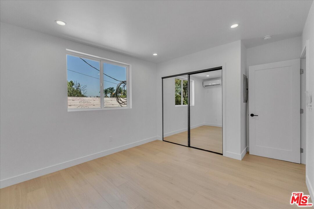 6913 Encino Ave Unit: Upper unit