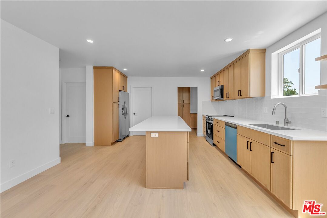6913 Encino Ave Unit: Upper unit