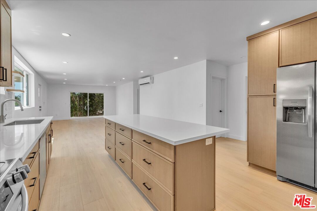 6913 Encino Ave Unit: Upper unit