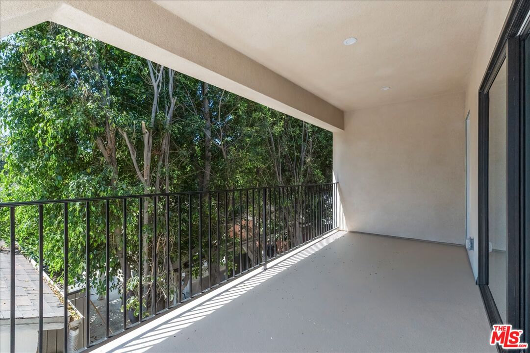 6913 Encino Ave Unit: Upper unit