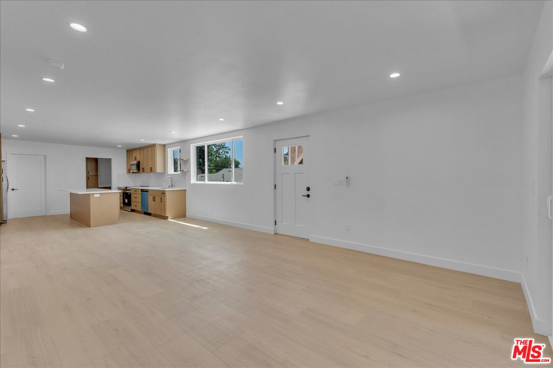 6913 Encino Ave Unit: Upper unit