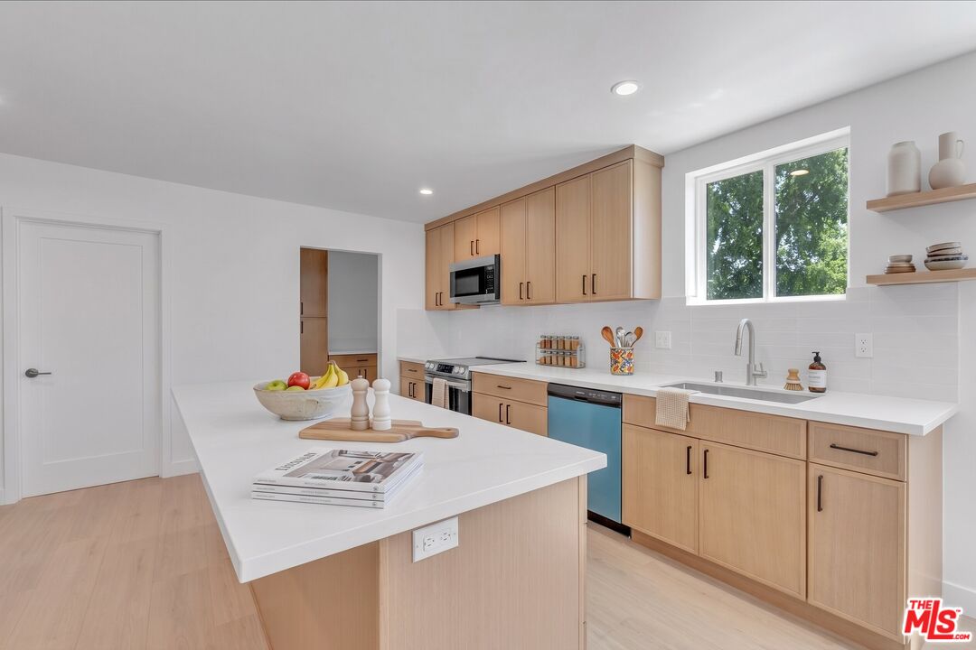 6913 Encino Ave Unit: Upper unit