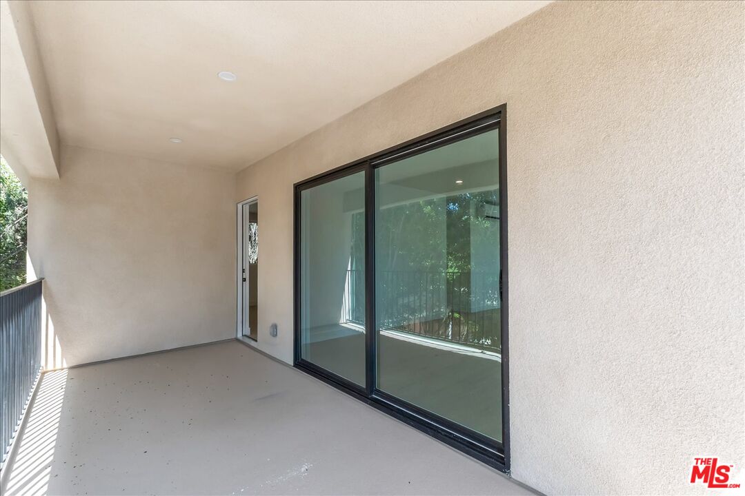 6913 Encino Ave Unit: Upper unit