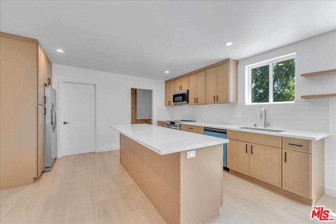 6913 Encino Ave Unit: Upper unit