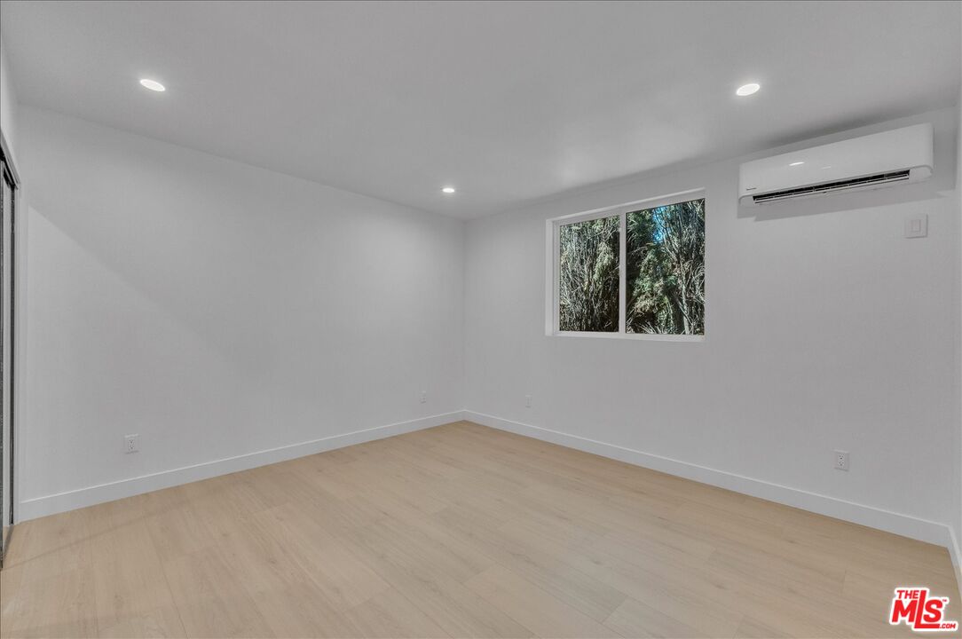 6913 Encino Ave Unit: Upper unit