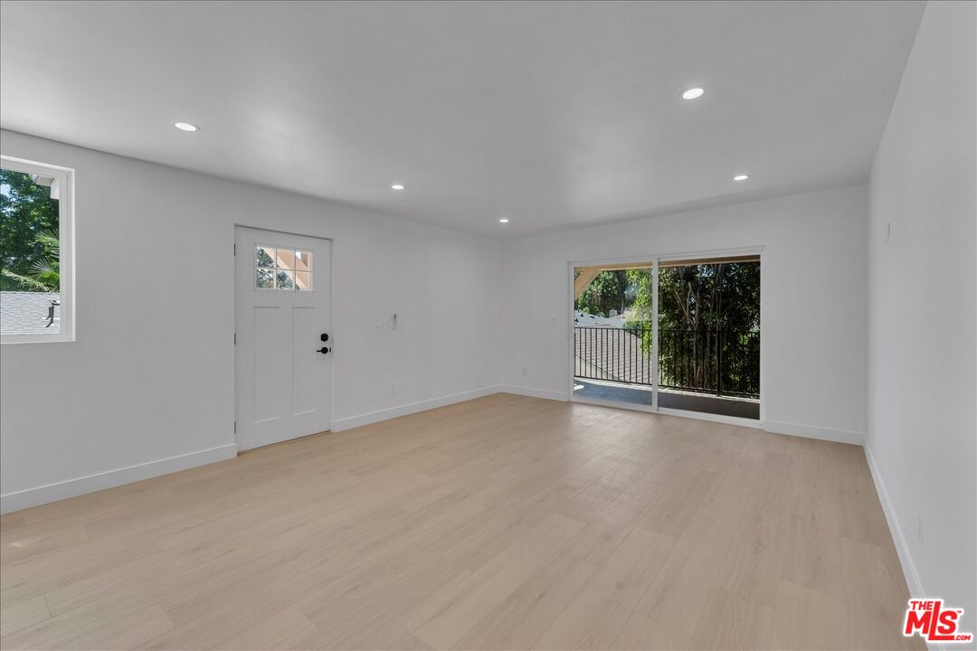 6913 Encino Ave Unit: Upper unit
