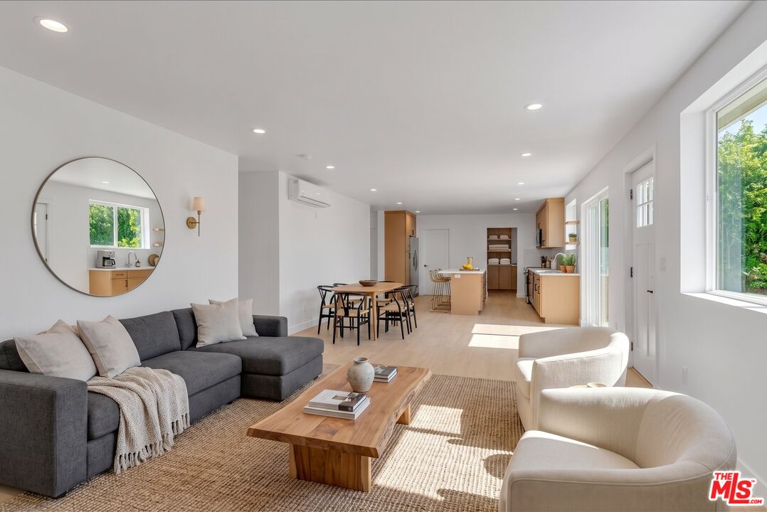 6913 Encino Ave Unit: Upper unit