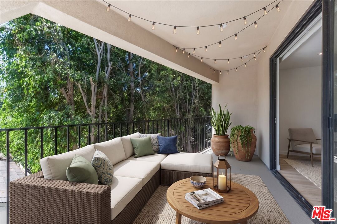6913 Encino Ave Unit: Upper unit