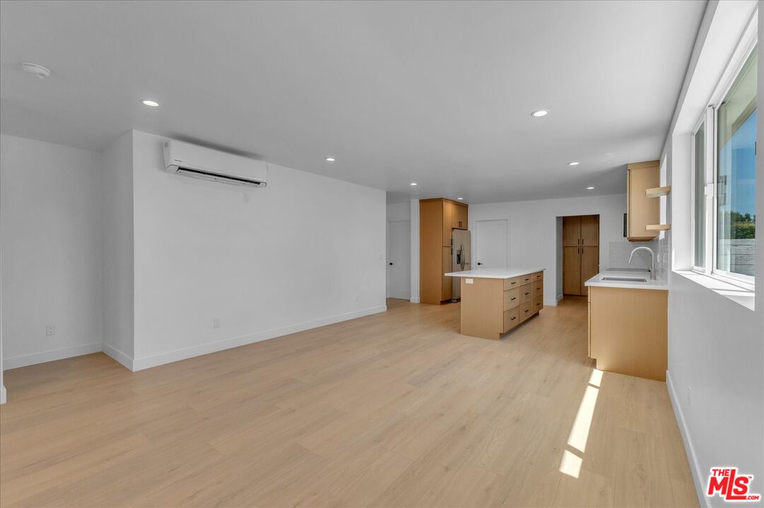 6913 Encino Ave Unit: Upper unit