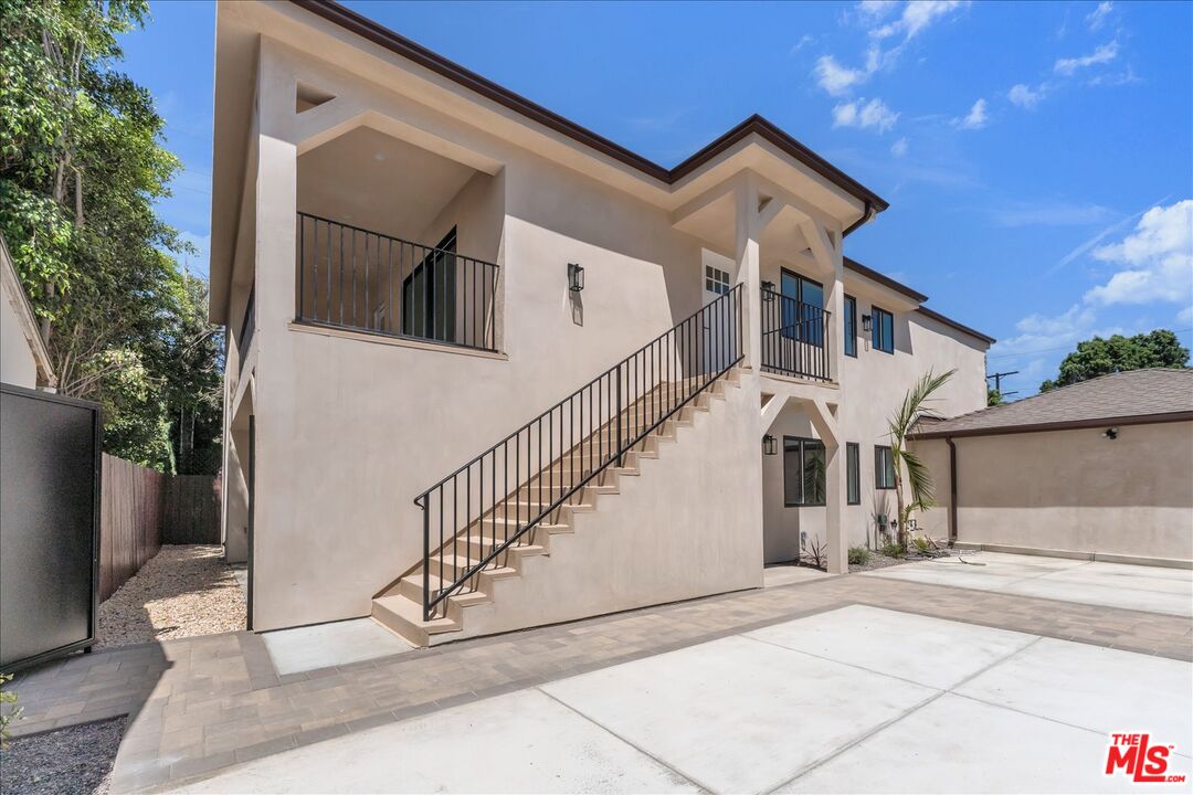 6913 Encino Ave Unit: Upper unit