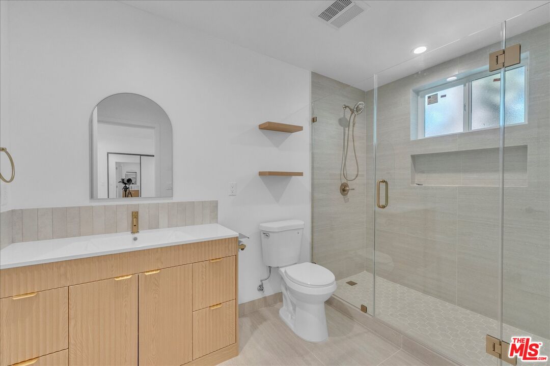 6913 Encino Ave Unit: Upper unit