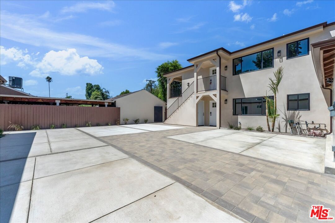 6913 Encino Ave Unit: Upper unit