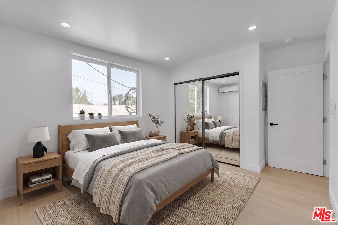 6913 Encino Ave Unit: Upper unit