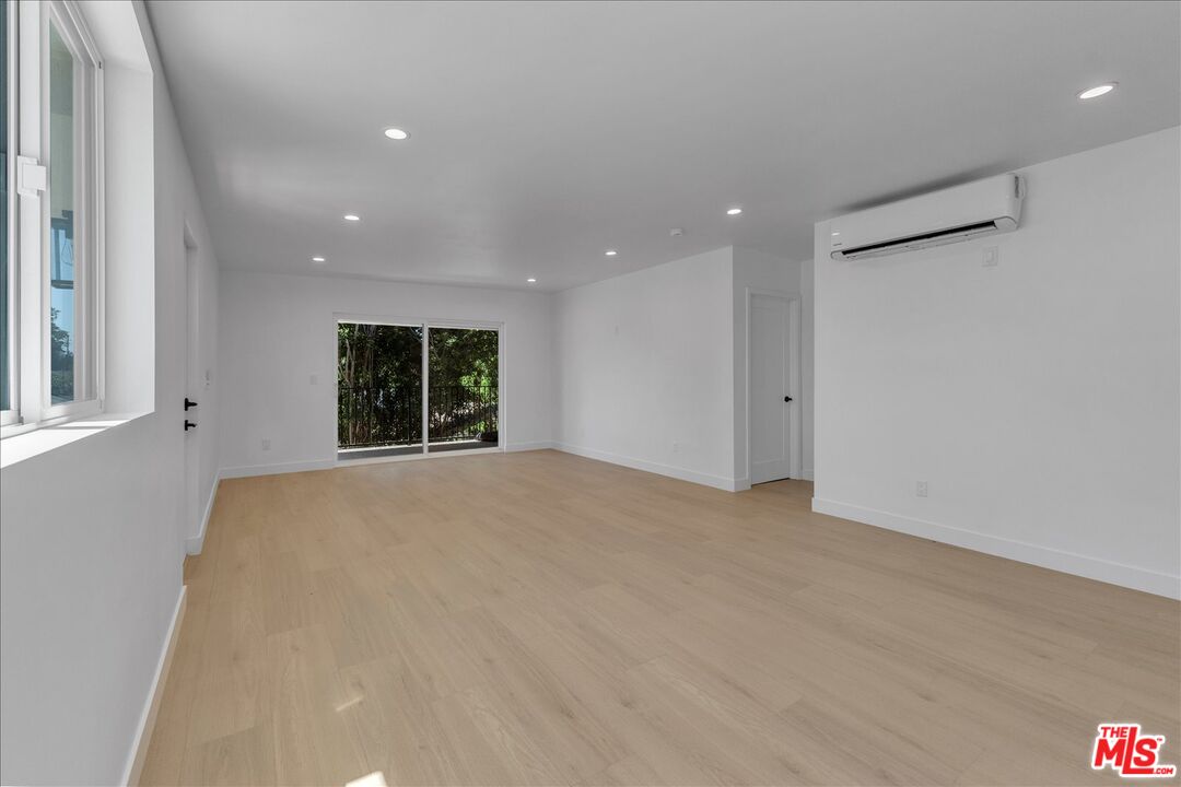 6913 Encino Ave Unit: Upper unit