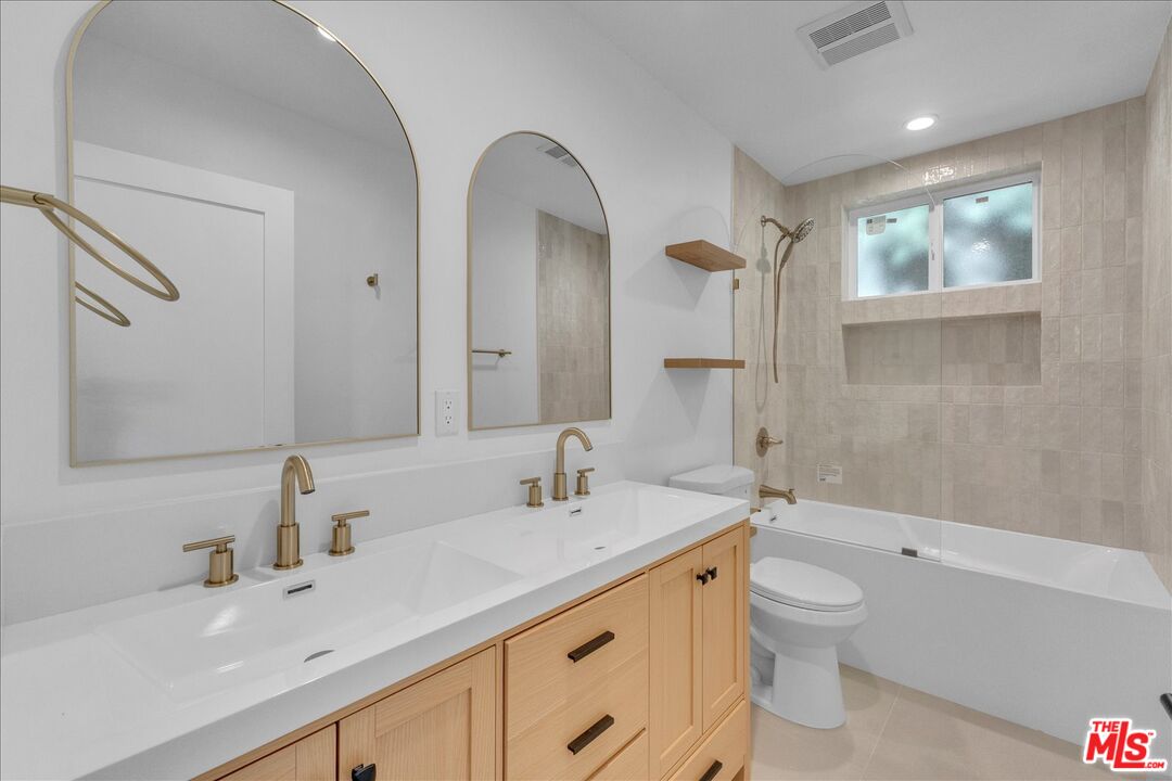 6913 Encino Ave Unit: Upper unit