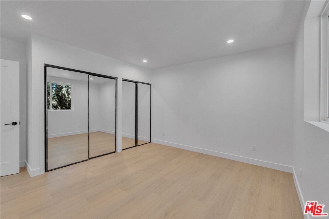 6913 Encino Ave Unit: Upper unit