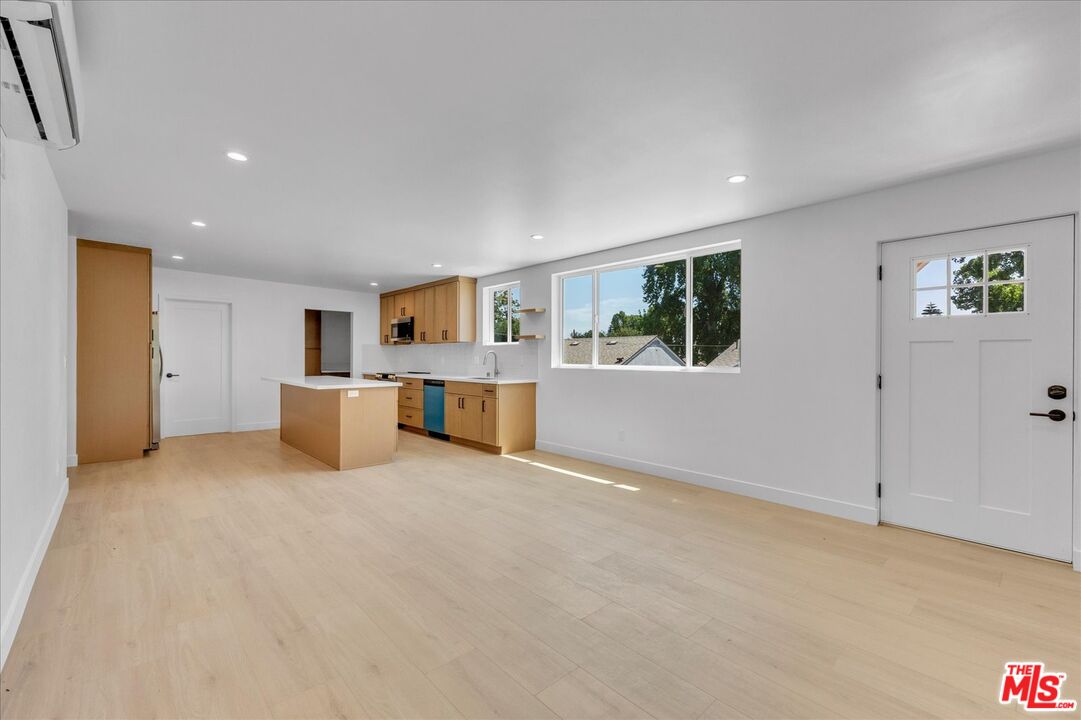 6913 Encino Ave Unit: Upper unit