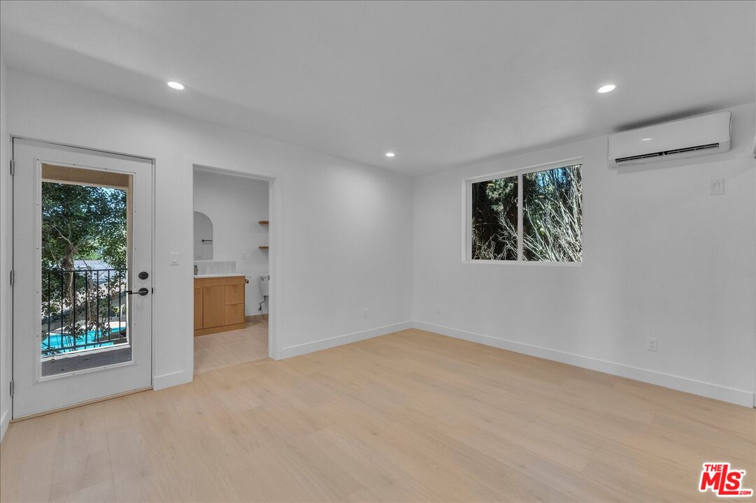 6913 Encino Ave Unit: Upper unit