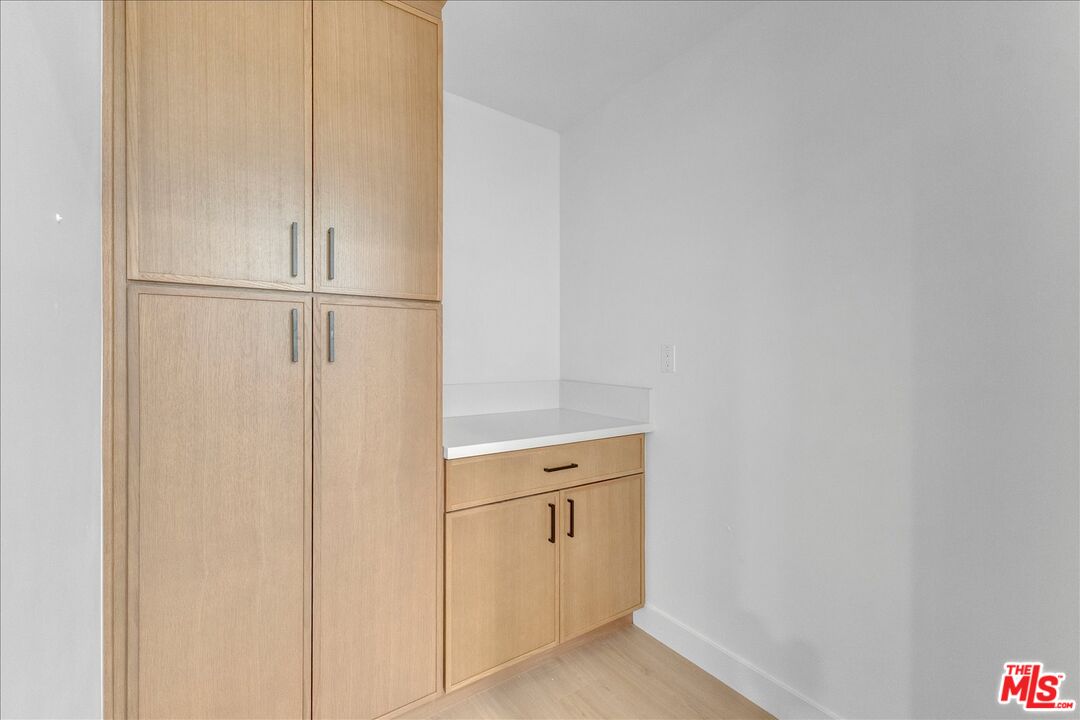6913 Encino Ave Unit: Upper unit