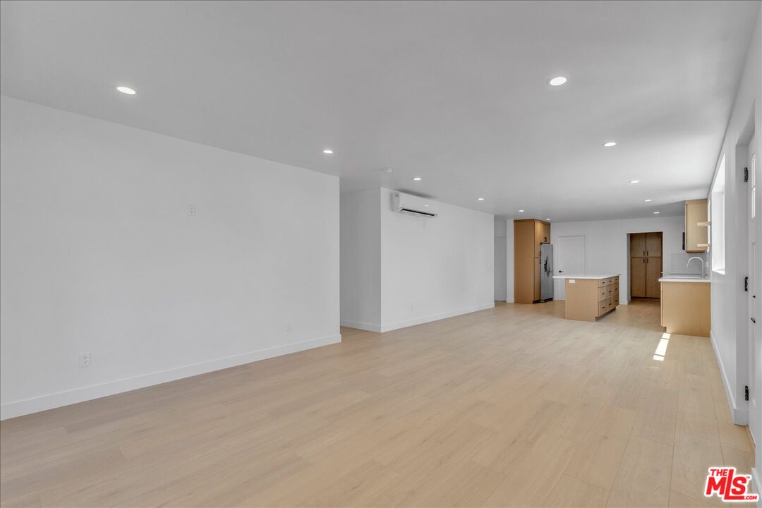 6913 Encino Ave Unit: Upper unit