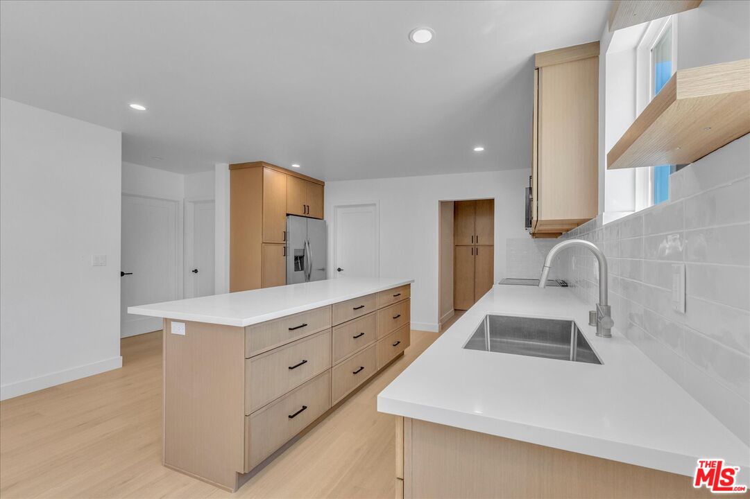 6913 Encino Ave Unit: Upper unit