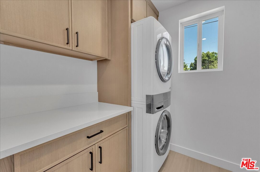 6913 Encino Ave Unit: Upper unit