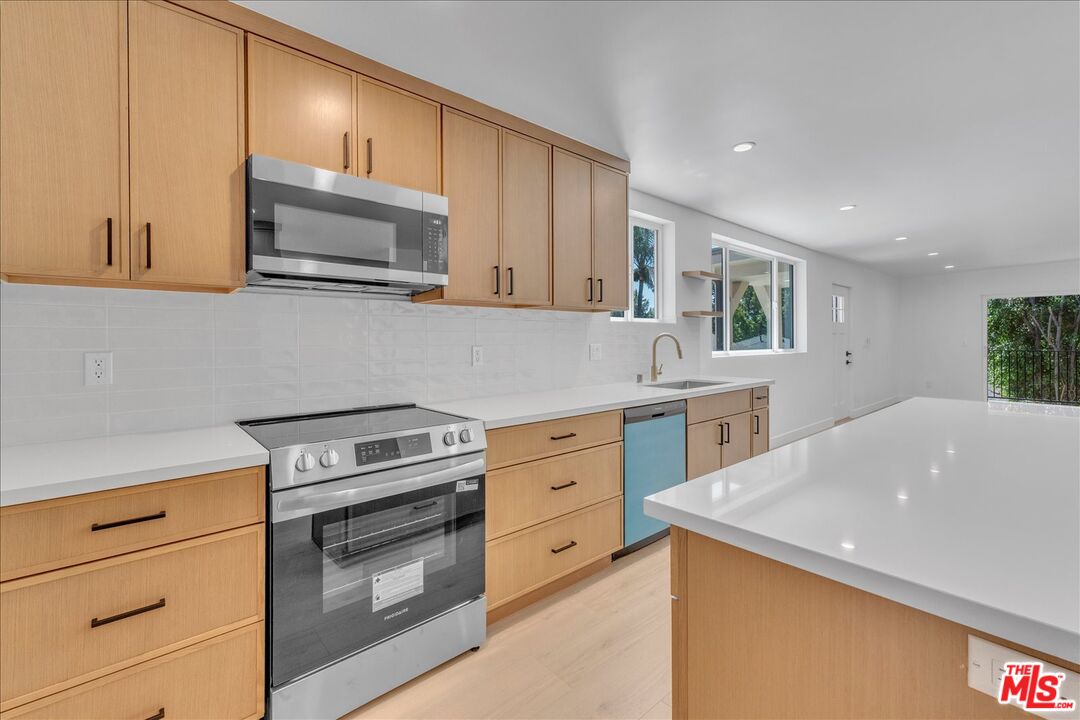 6913 Encino Ave Unit: Upper unit