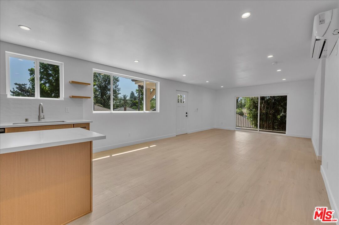 6913 Encino Ave Unit: Upper unit