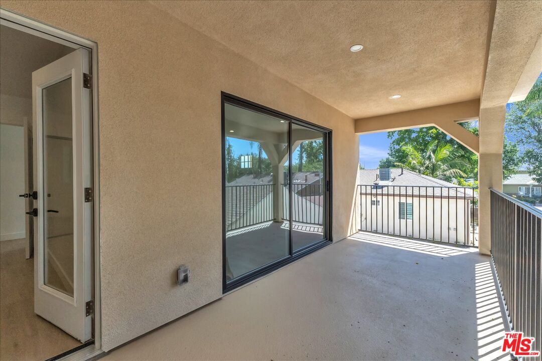 6913 Encino Ave Unit: Upper unit