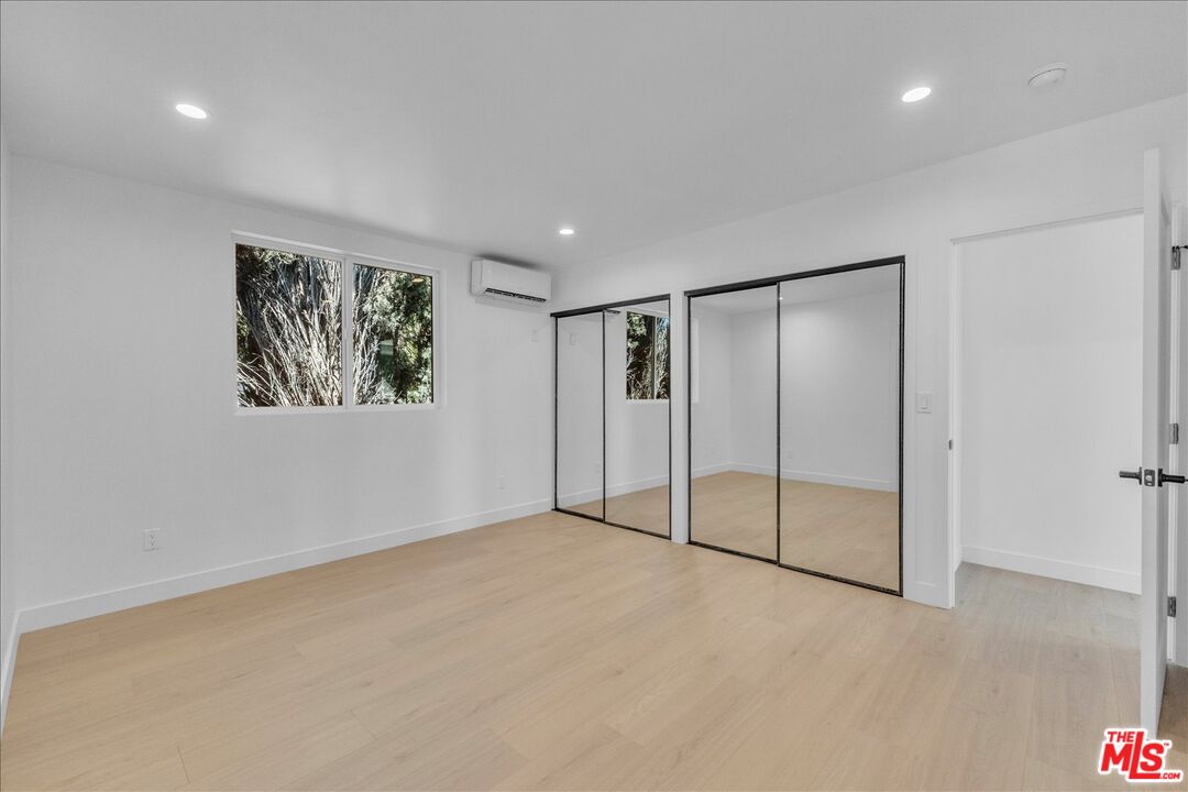 6913 Encino Ave Unit: Upper unit