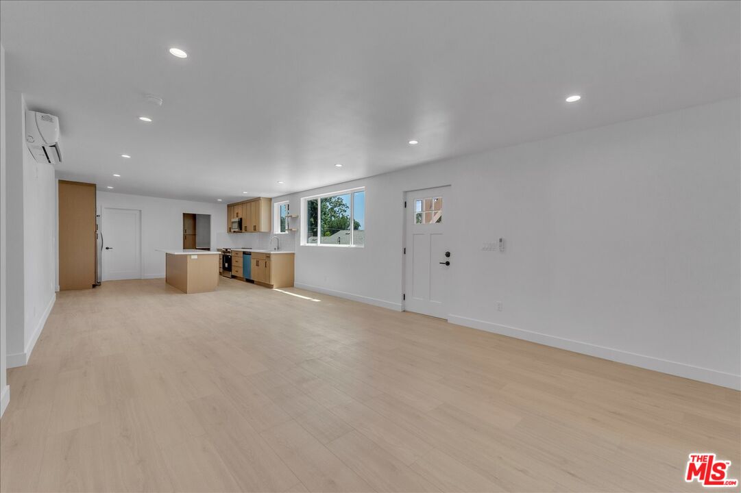 6913 Encino Ave Unit: Upper unit