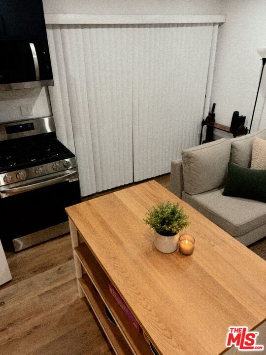 14123 Califa Street Unit: 1/2