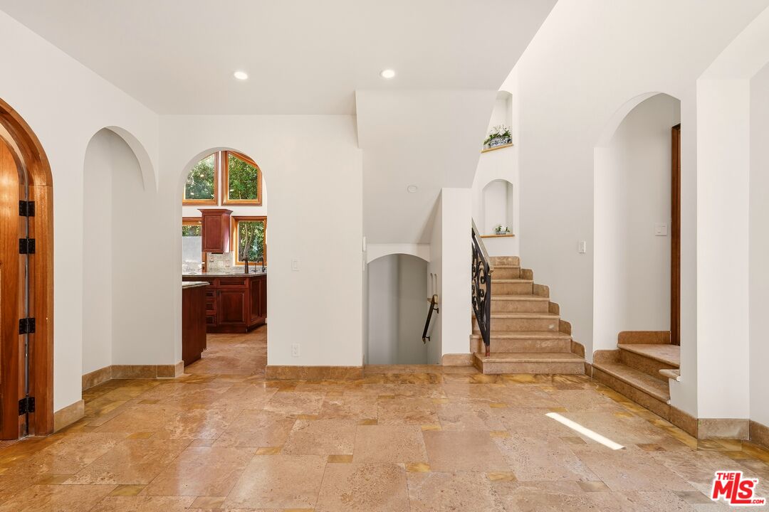 1260 Roscomare Rd