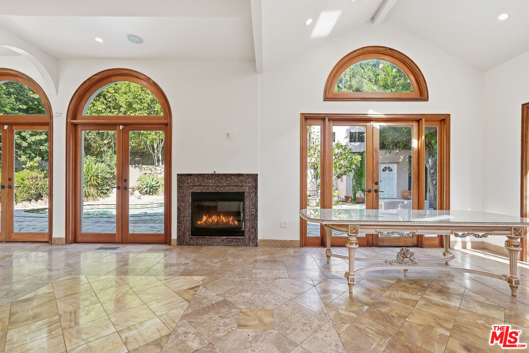 1260 Roscomare Rd