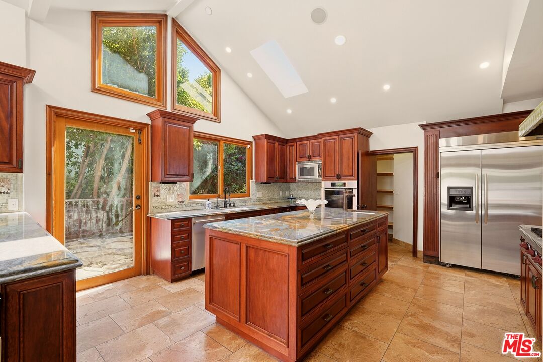 1260 Roscomare Rd