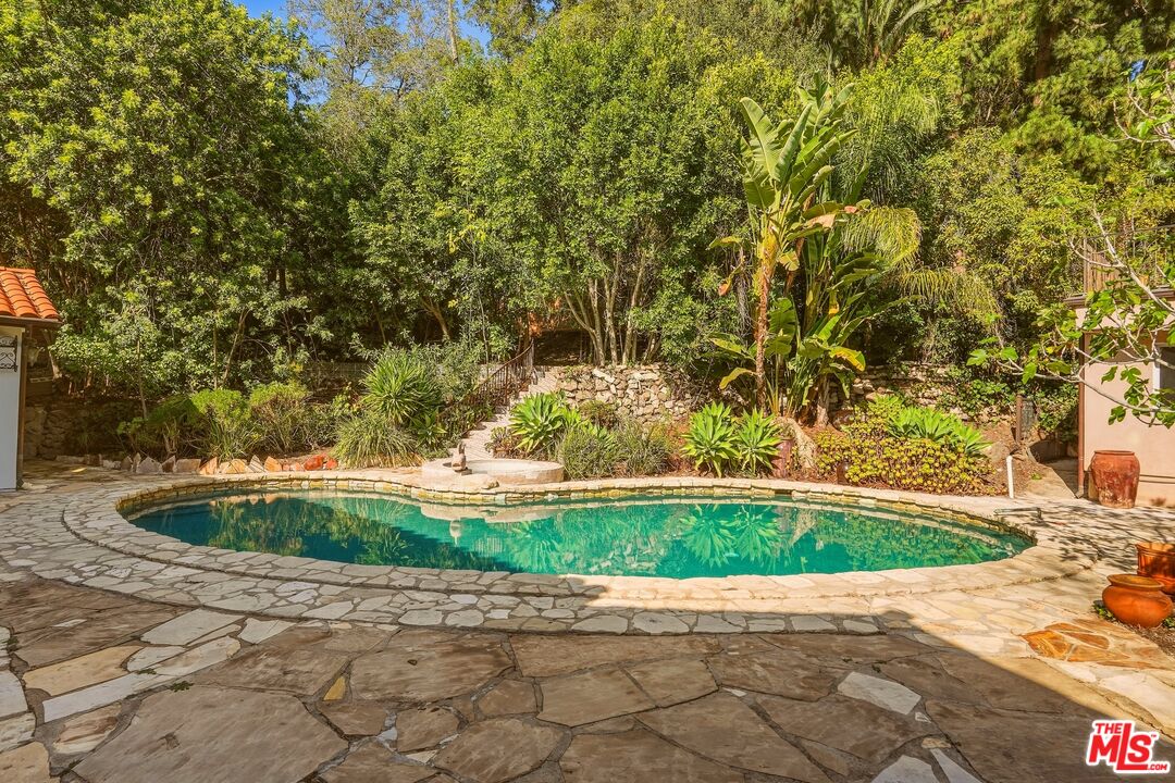1260 Roscomare Rd