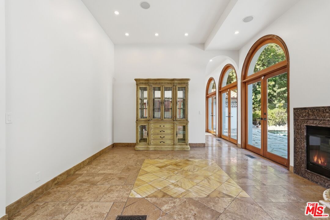 1260 Roscomare Rd