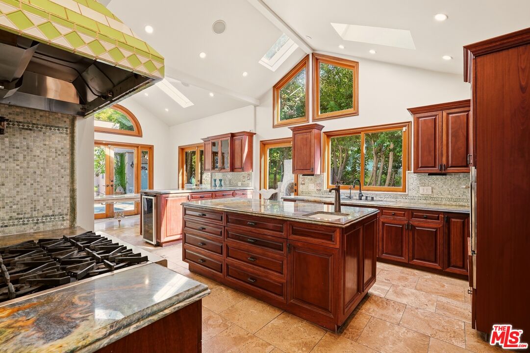 1260 Roscomare Rd