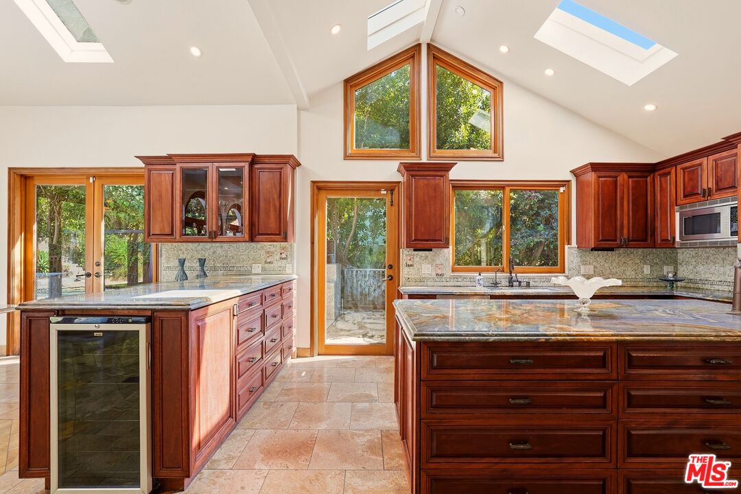 1260 Roscomare Rd