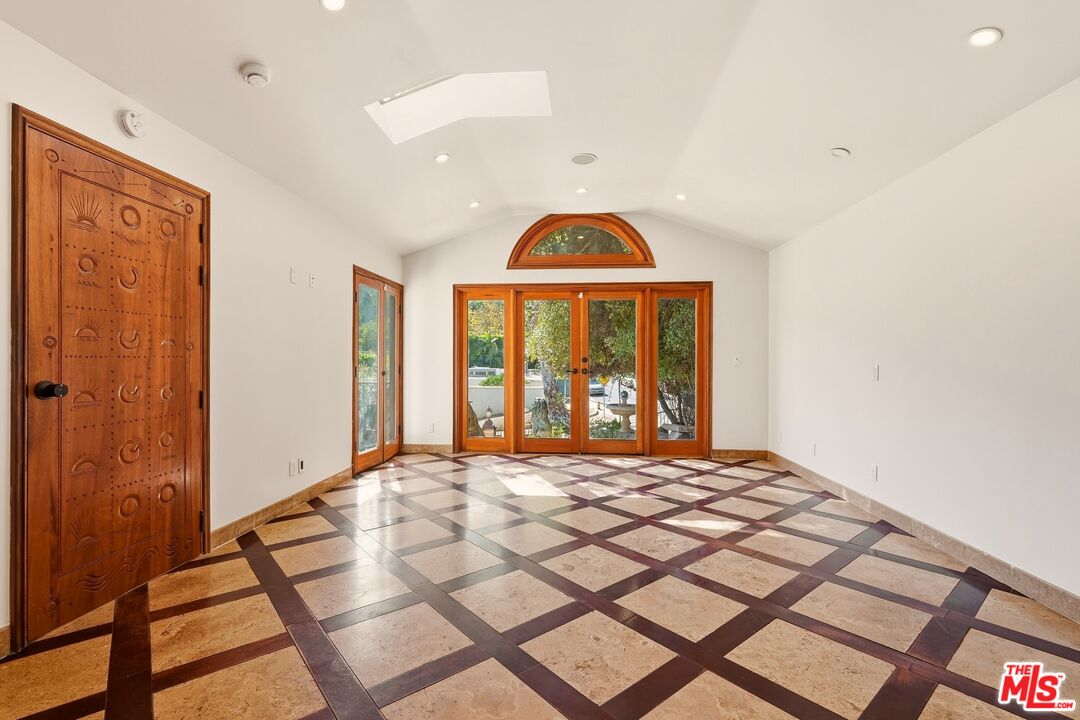 1260 Roscomare Rd