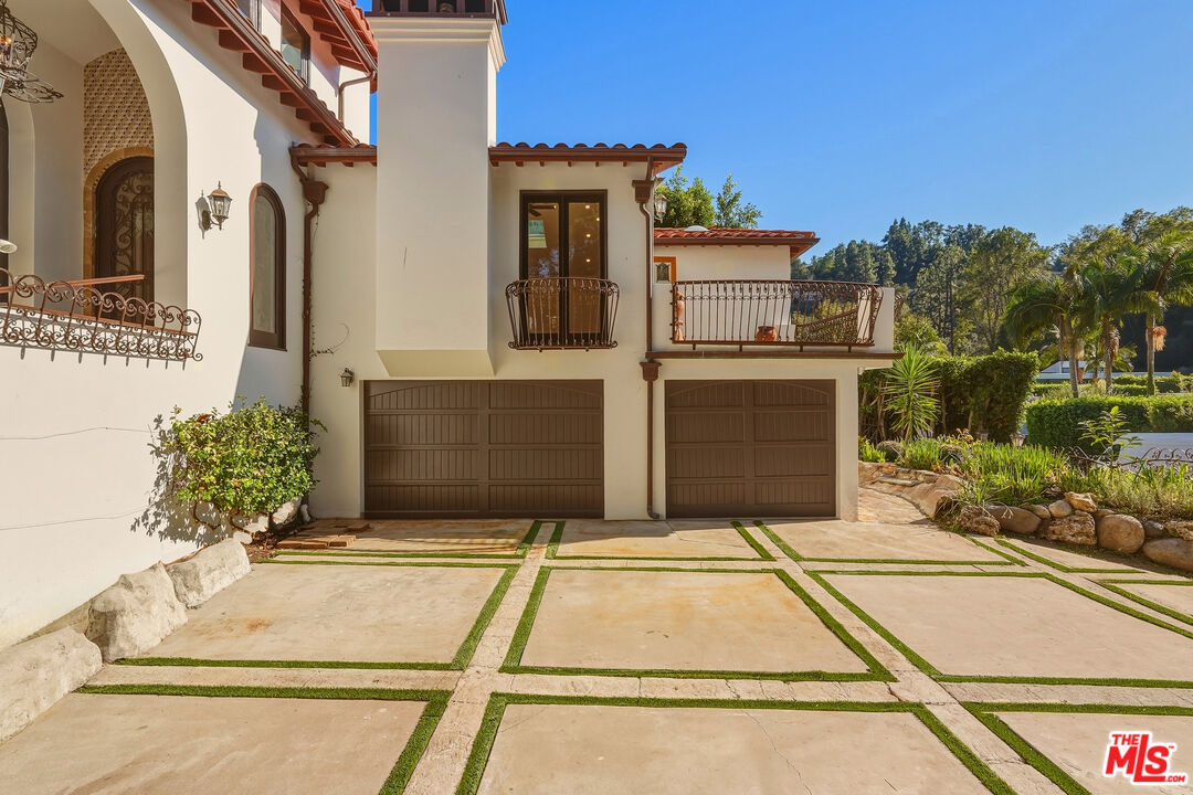 1260 Roscomare Rd